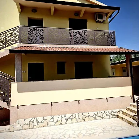 Nyaraló Maredi With Pool Póla