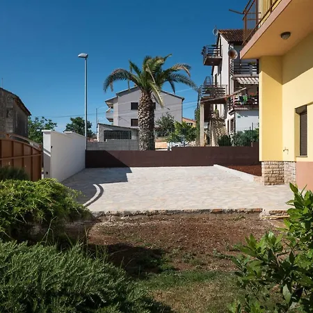 Maredi With Pool Vakantiehuis