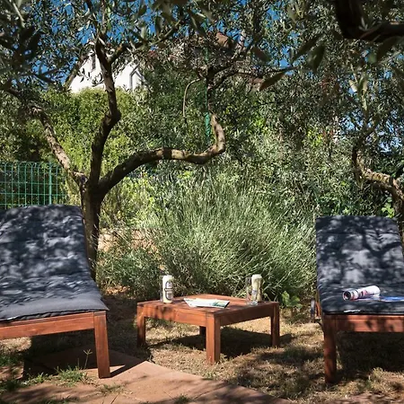 Maredi With Pool Πούλα