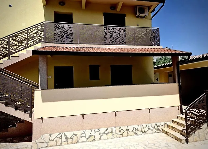 Nyaraló Maredi With Pool Póla