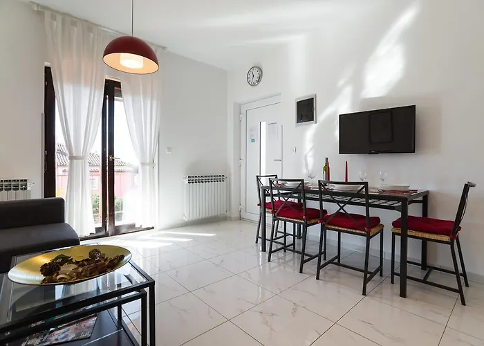 Maredi With Pool Nyaraló Póla