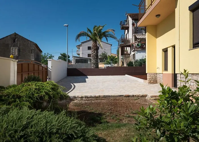 Maredi With Pool Holiday home