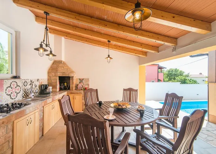 Maredi With Pool 度假居