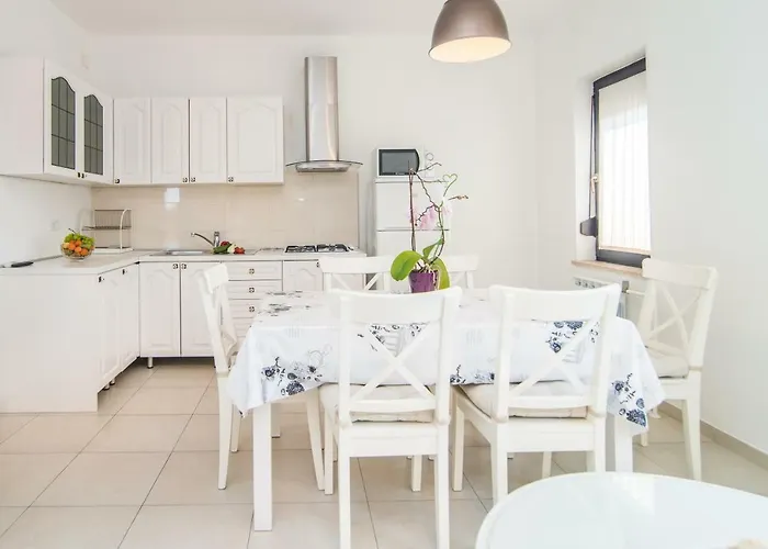 Nyaraló Maredi With Pool Póla