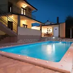 Maredi With Pool Prázdninový dům *