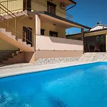 Maredi With Pool Prázdninový dům Pula