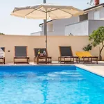 Maredi With Pool Prázdninový dům