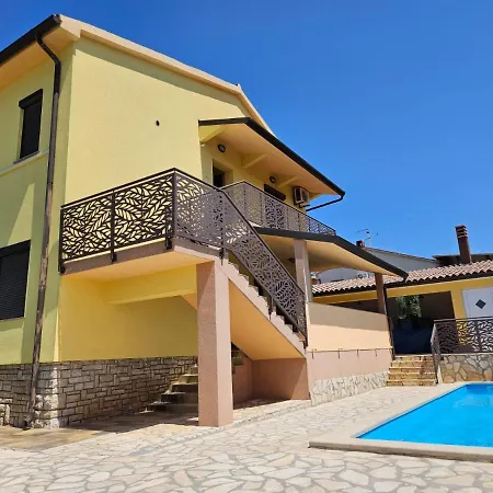 Сasa de vacaciones Maredi With Pool Pula