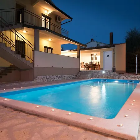 Maredi With Pool Holiday home *