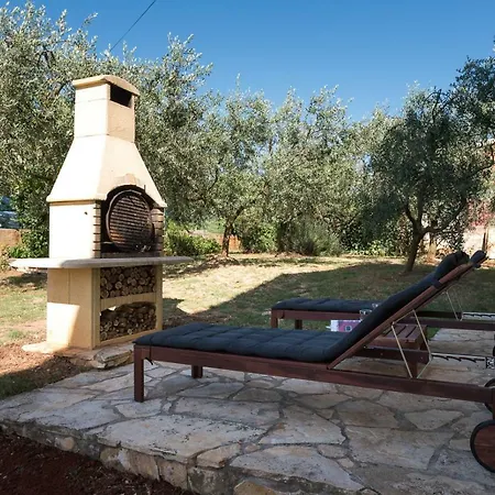 בית נופש Maredi With Pool פולה