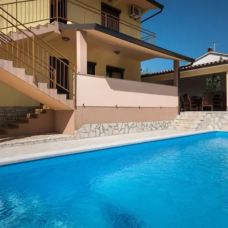 Maredi With Pool Vakantiehuis Pula