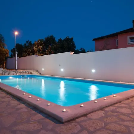 Maredi With Pool Pula