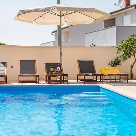 Maredi With Pool Holiday home