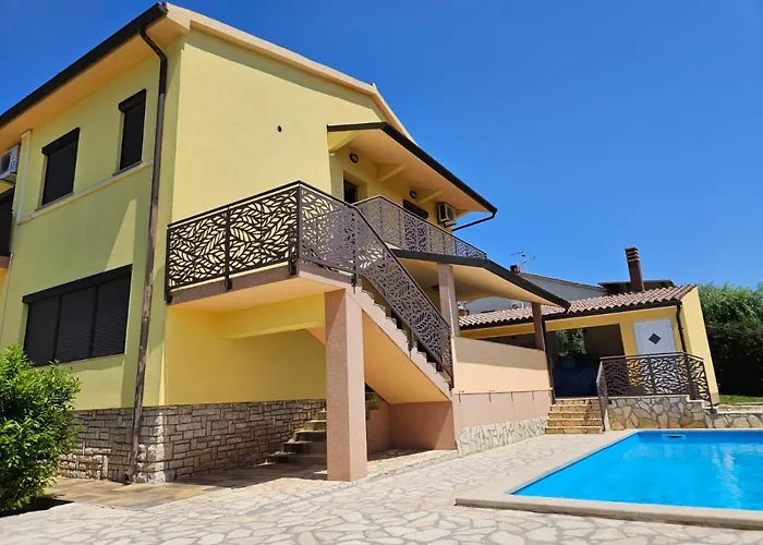 Сasa de vacaciones Maredi With Pool Pula