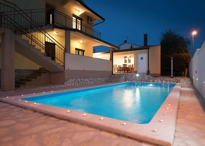 Maredi With Pool بيت للعطل *