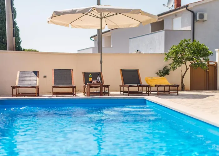 Maredi With Pool بيت للعطل